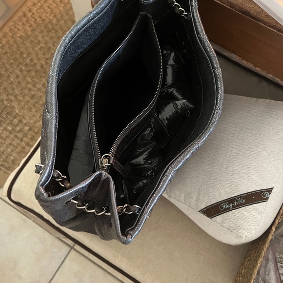 Chanel Chic Shopping Tote in Metallic Grey Caviar with Ruthenium Hardware - Picture 5 of 14